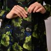 عباية عملية بلمسة الورد الأخضر FA 617