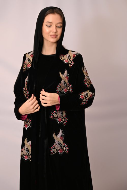 عباية مخملية فاخرة بتطريز أنيق