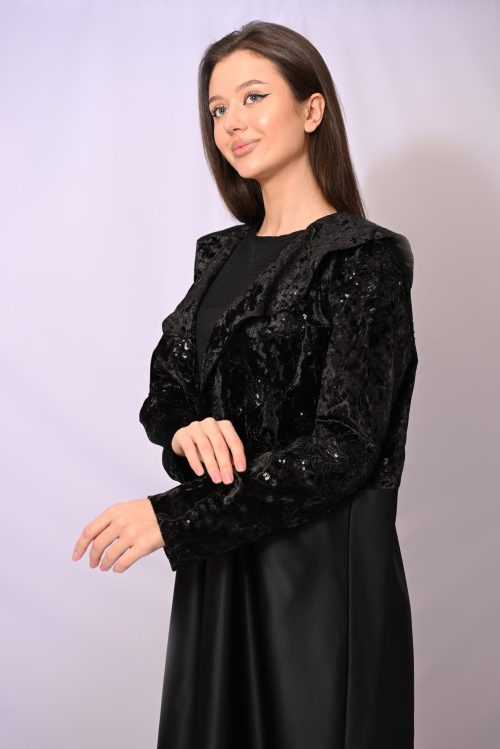 عباية شتوية فاخرة بتداخل المخمل والكريب FA 603