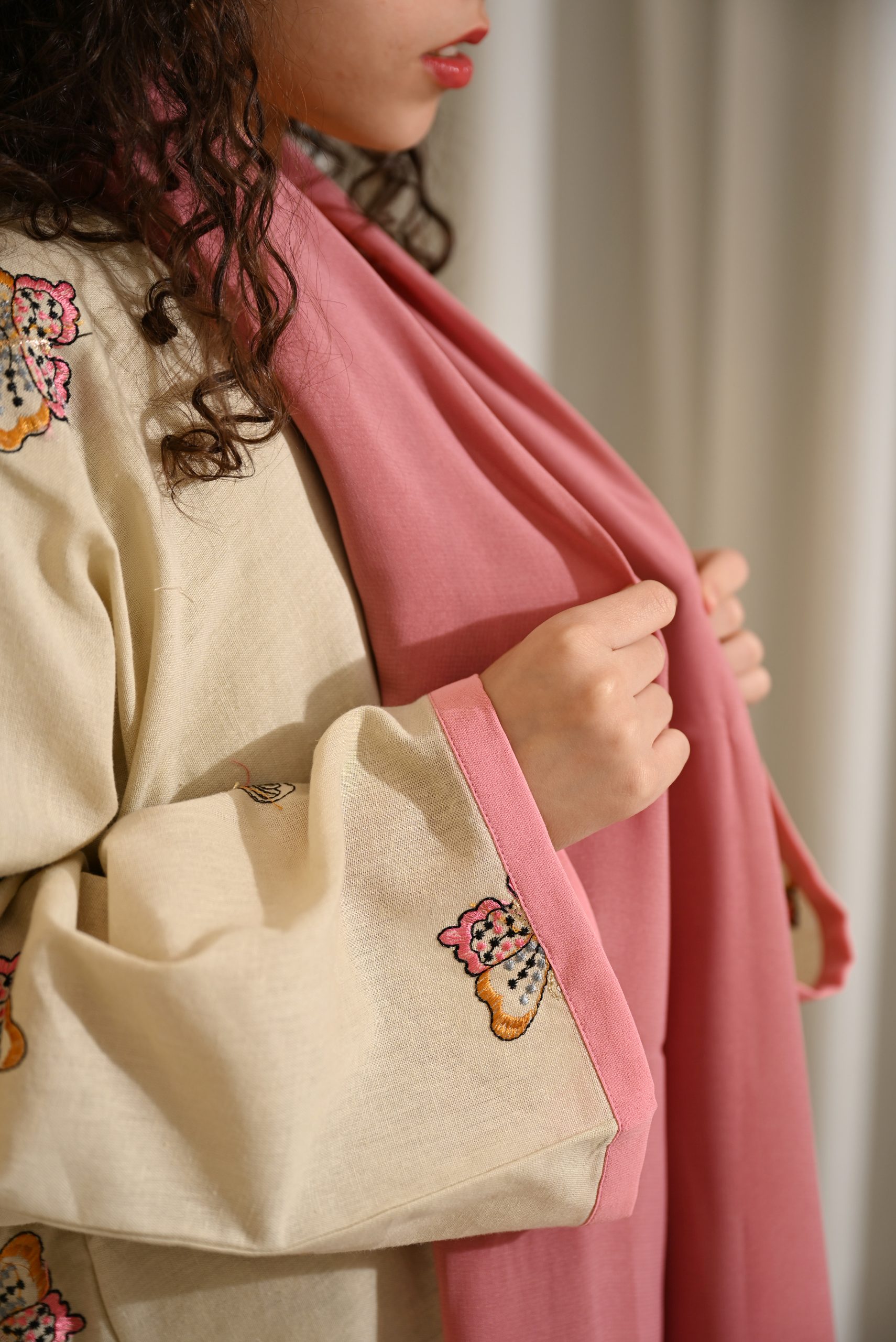 FA 1625 عباية اطفال لينن مطرز اللون بيج