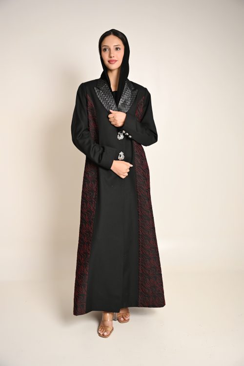 عباية سوداء فاخرة بتطريز جانبي أحمر FA 624