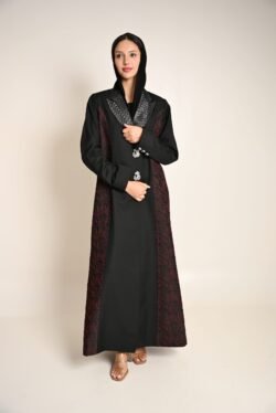 عباية سوداء فاخرة بتطريز جانبي أحمر FA 624