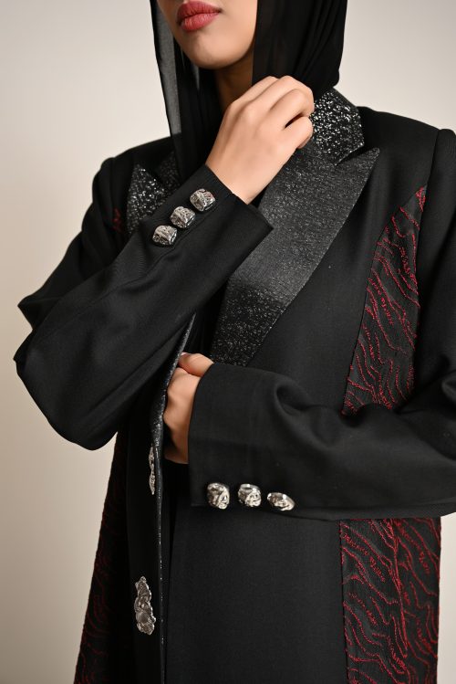 عباية سوداء فاخرة بتطريز جانبي أحمر FA 624