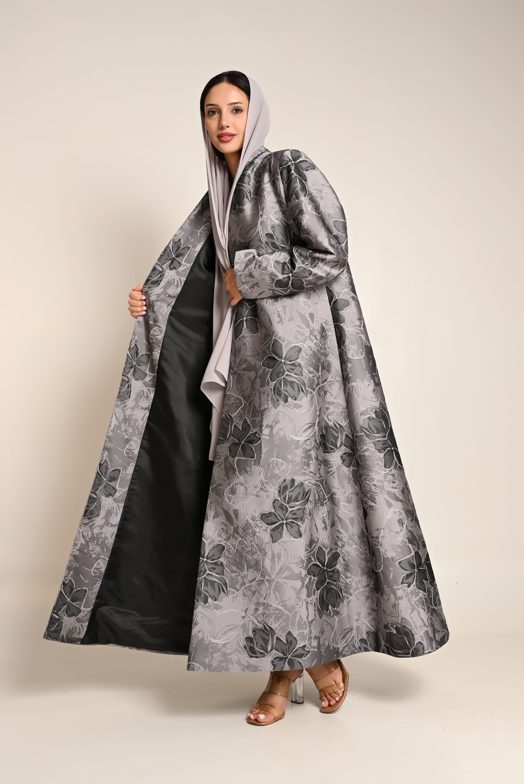 عباية فاخرة بنقشة زهور رمادية FA 626