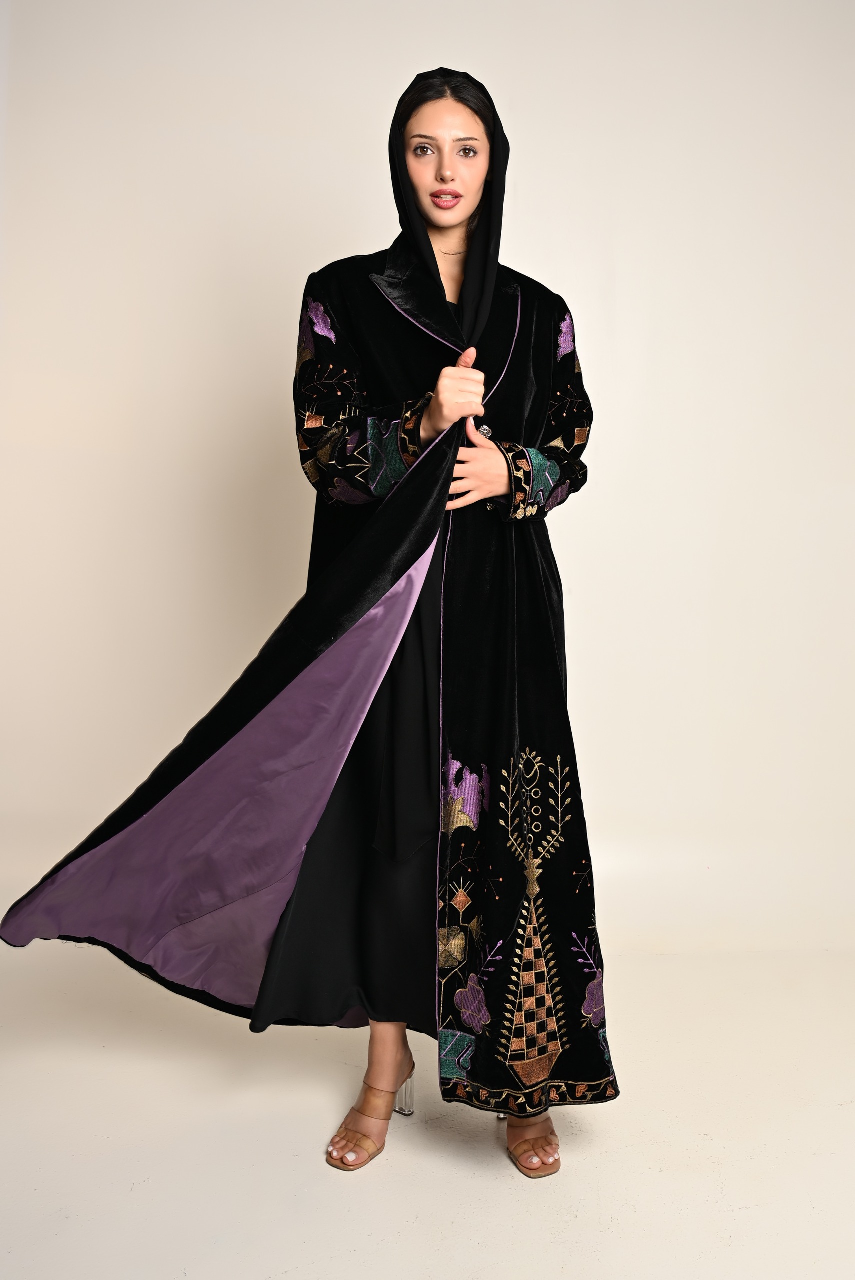 عباية مخمل فاخرة مطرّزة بتصميم فني FA 628