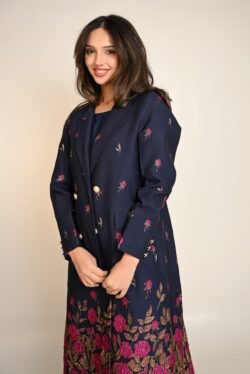 عباية فاخرة كحلي مطرزة بالورود الوردية والذهبية رمز العباية: FA 622