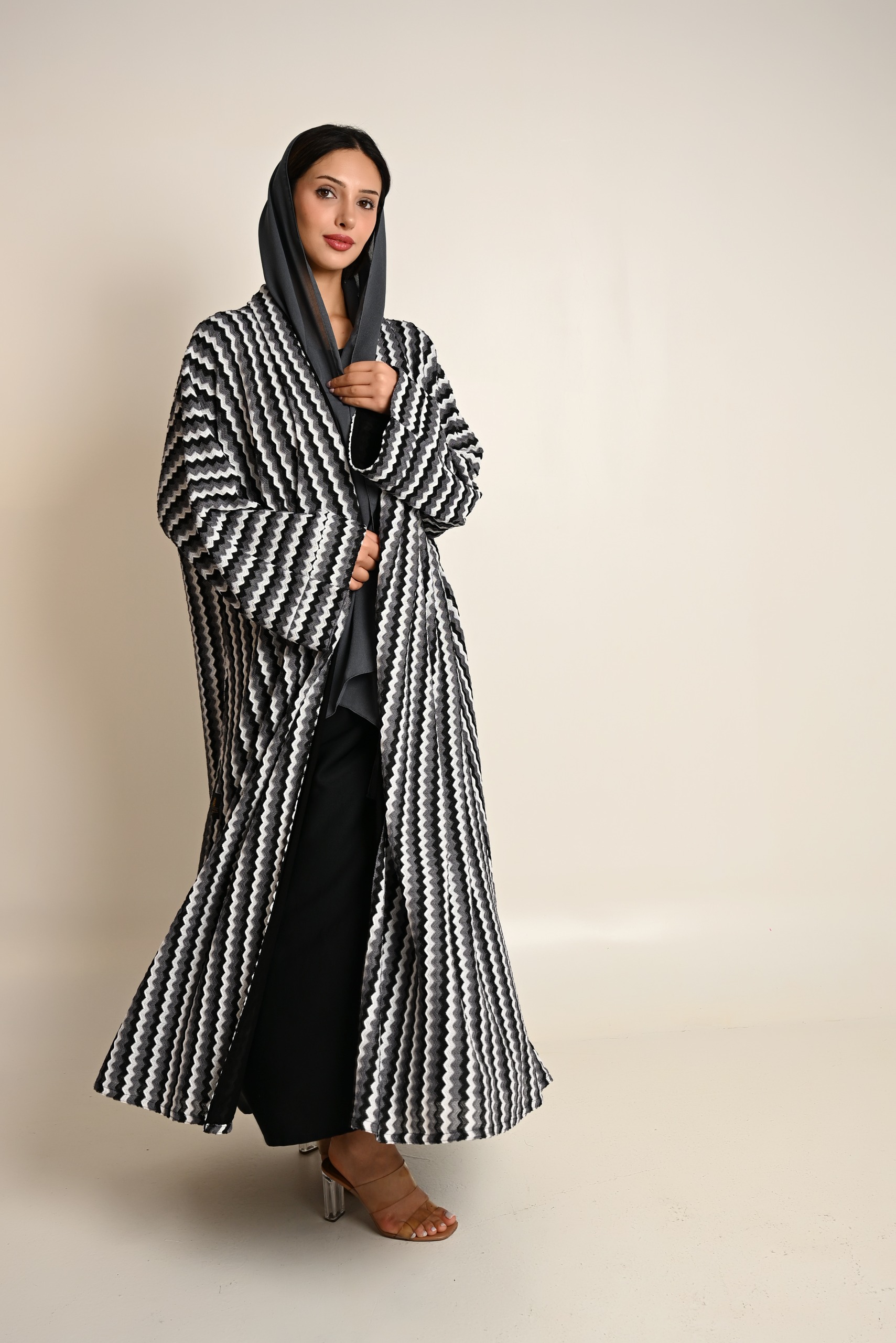 عباية فاخرة بنقشة هندسية موجية باللونين الأسود والرمادي FA 625
