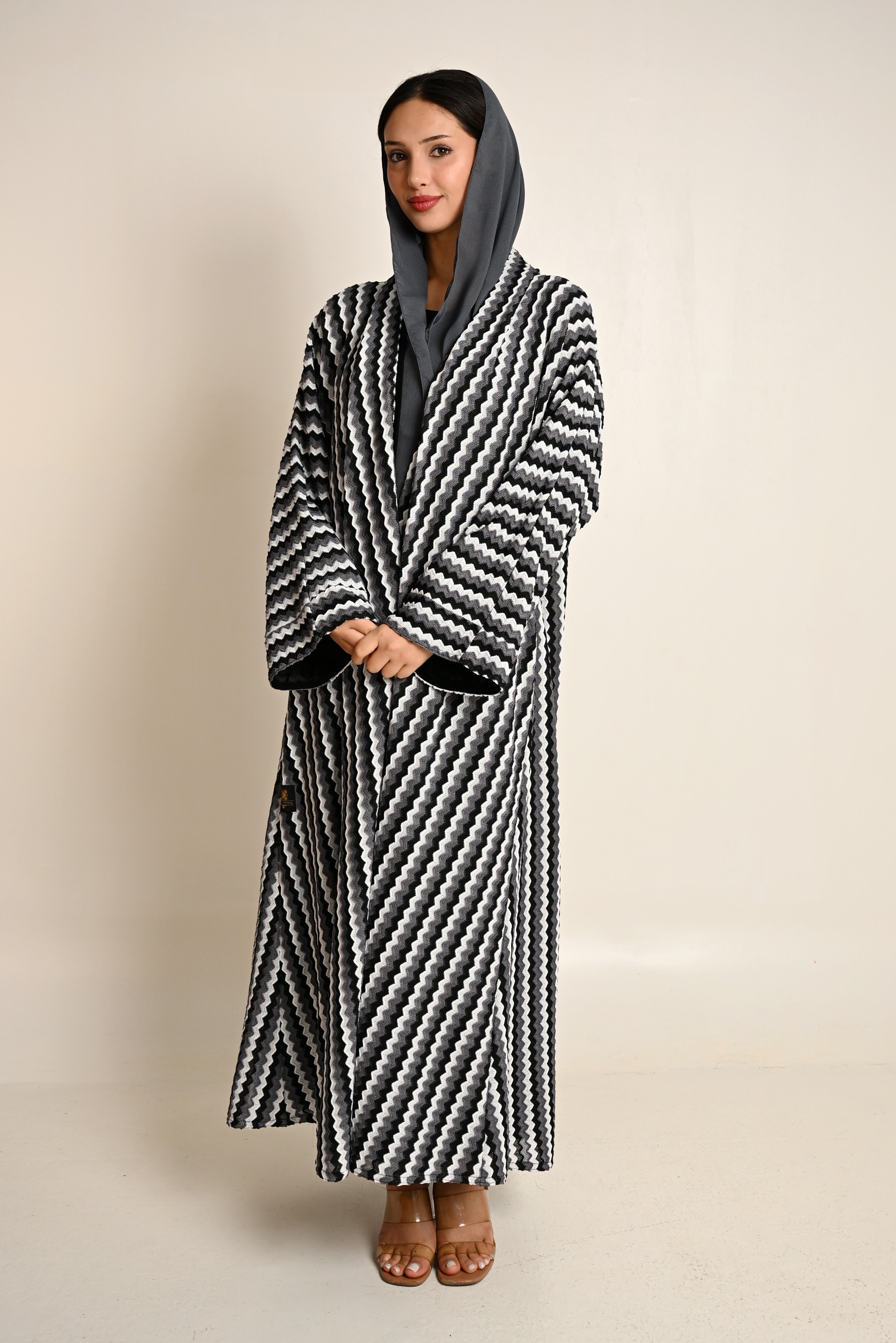 عباية فاخرة بنقشة هندسية موجية باللونين الأسود والرمادي FA 625
