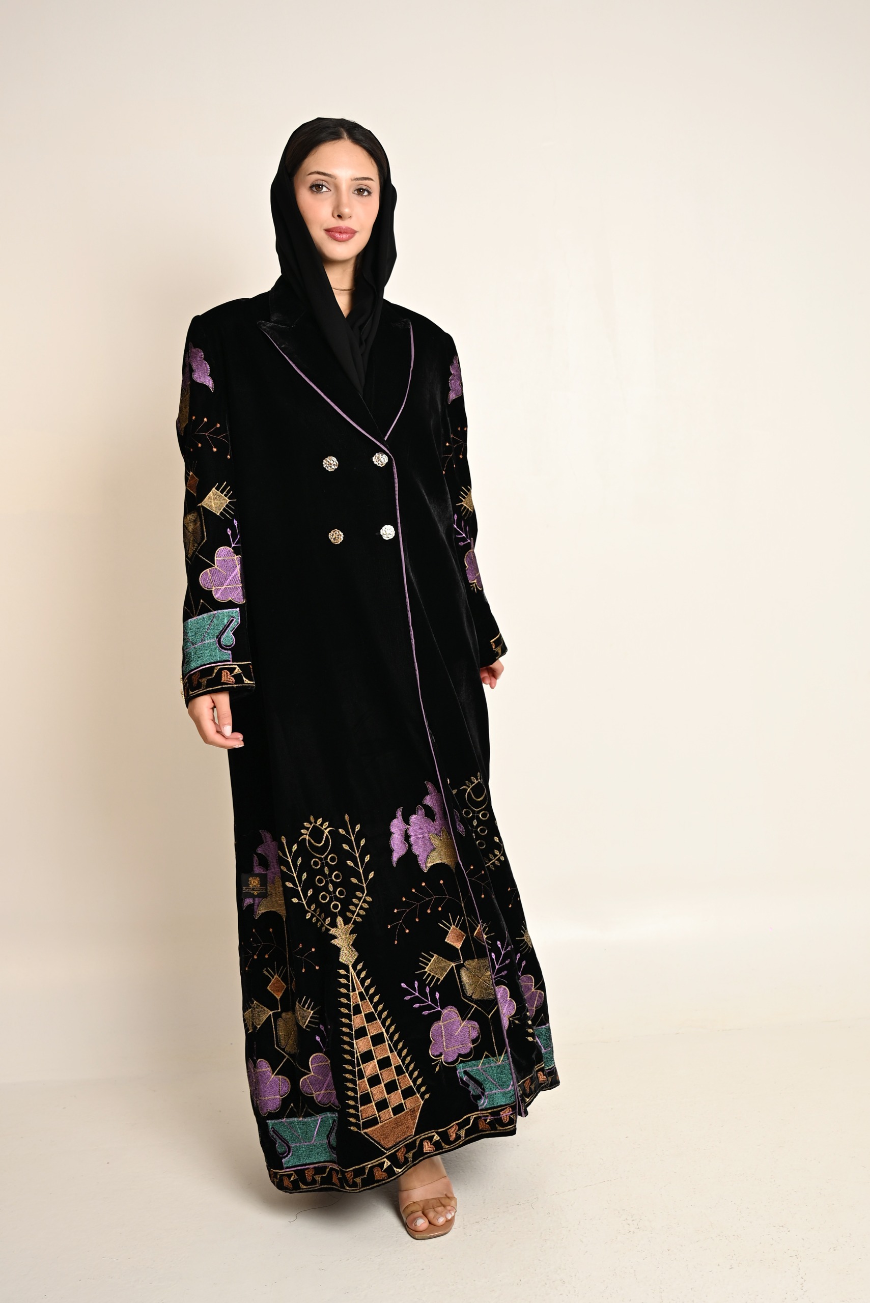 عباية مخمل فاخرة مطرّزة بتصميم فني FA 628