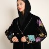 عباية مخمل فاخرة مطرّزة بتصميم فني FA 628
