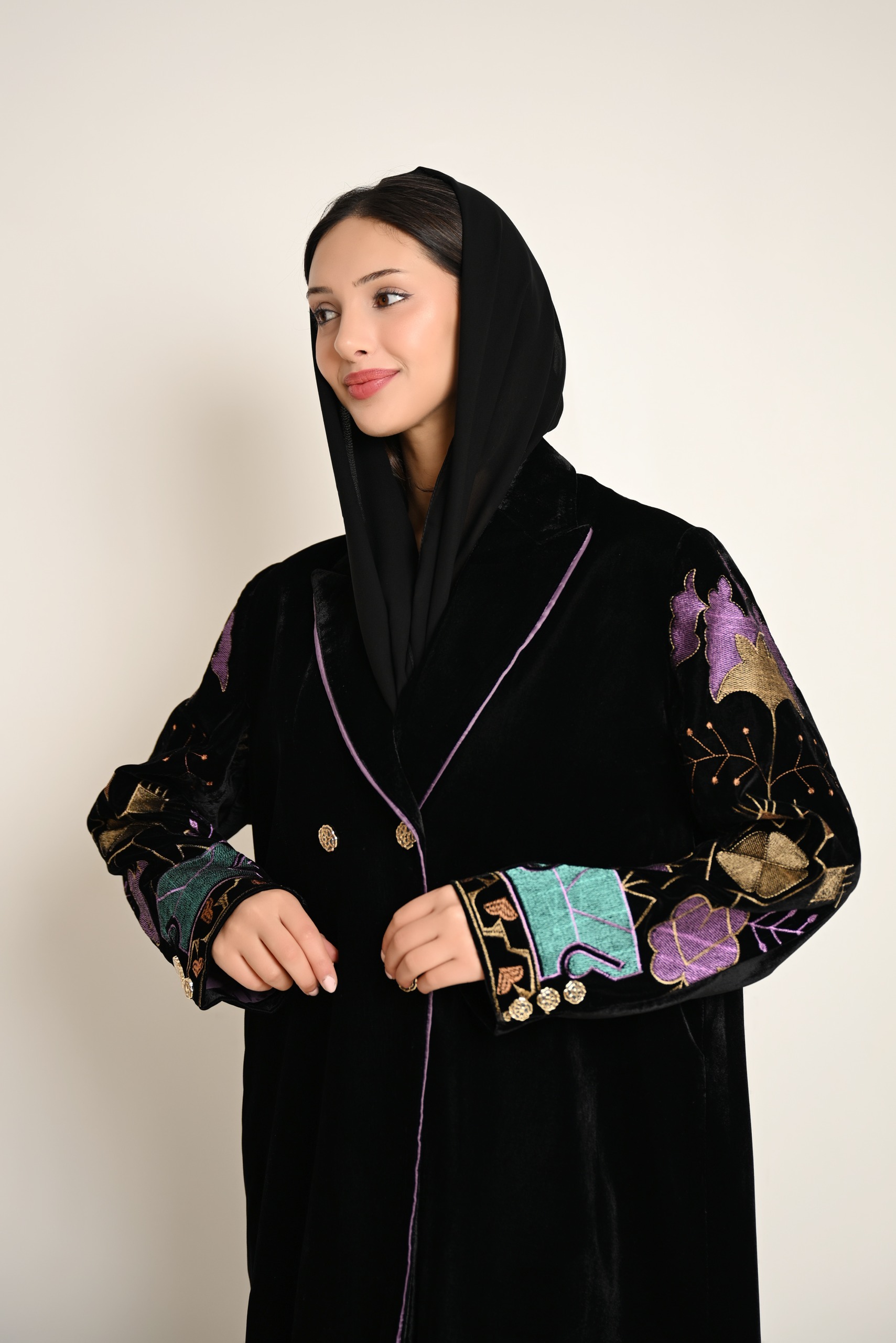 عباية مخمل فاخرة مطرّزة بتصميم فني FA 628