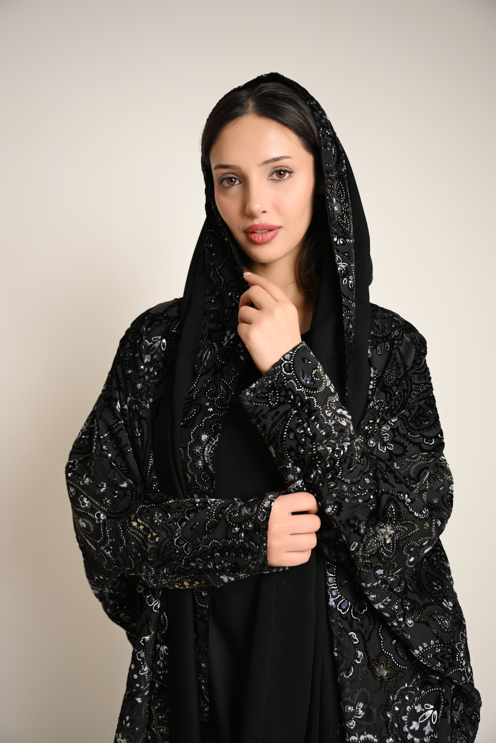 عباية مخمل أسود مطرز بنقشة بيسلي فاخرة FA 630
