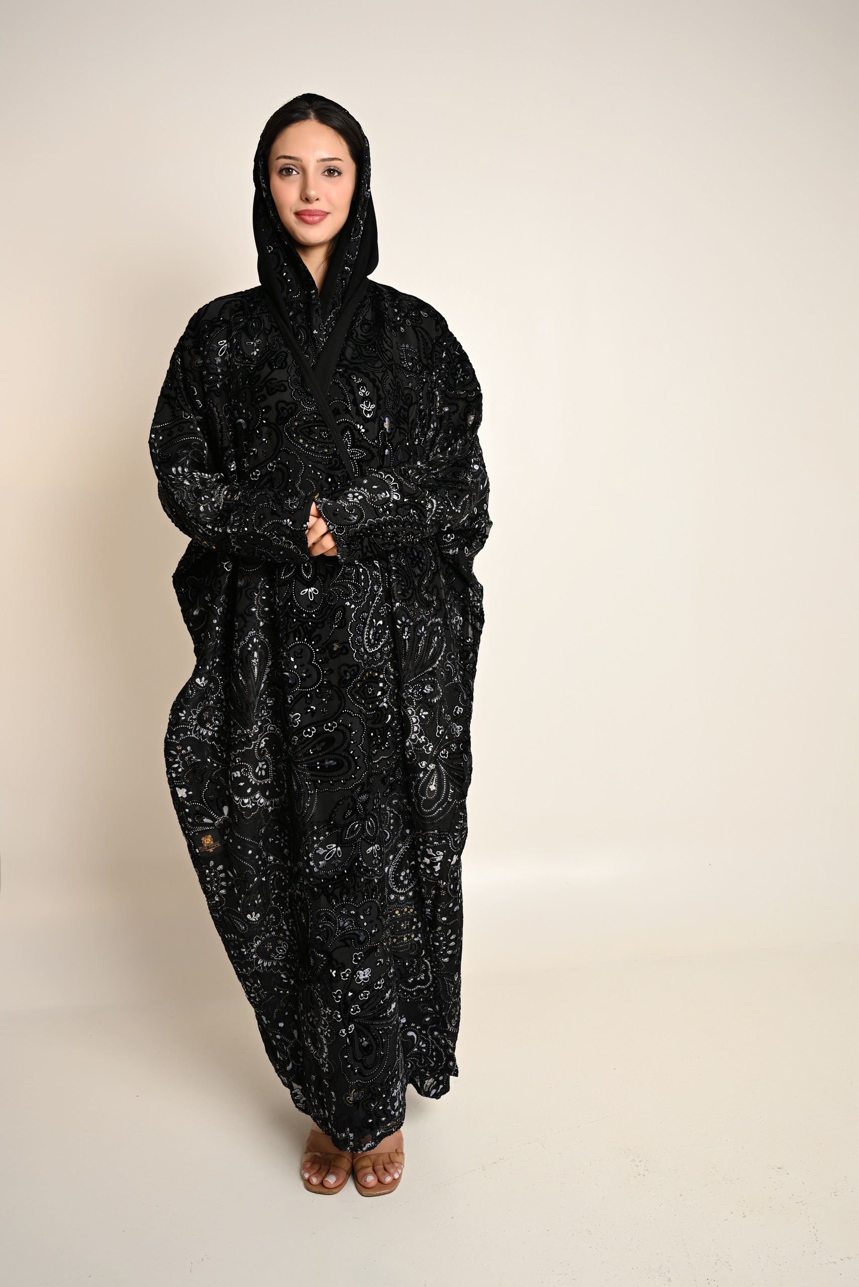عباية مخمل أسود مطرز بنقشة بيسلي فاخرة FA 630