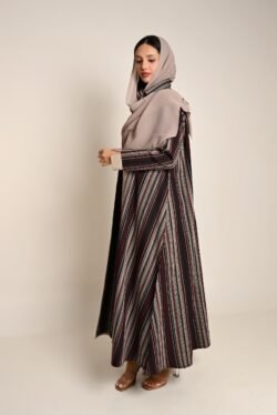 عباية قماش مخمل لامع بتصميم مخطط وأطراف بيج أنيقة FA 628