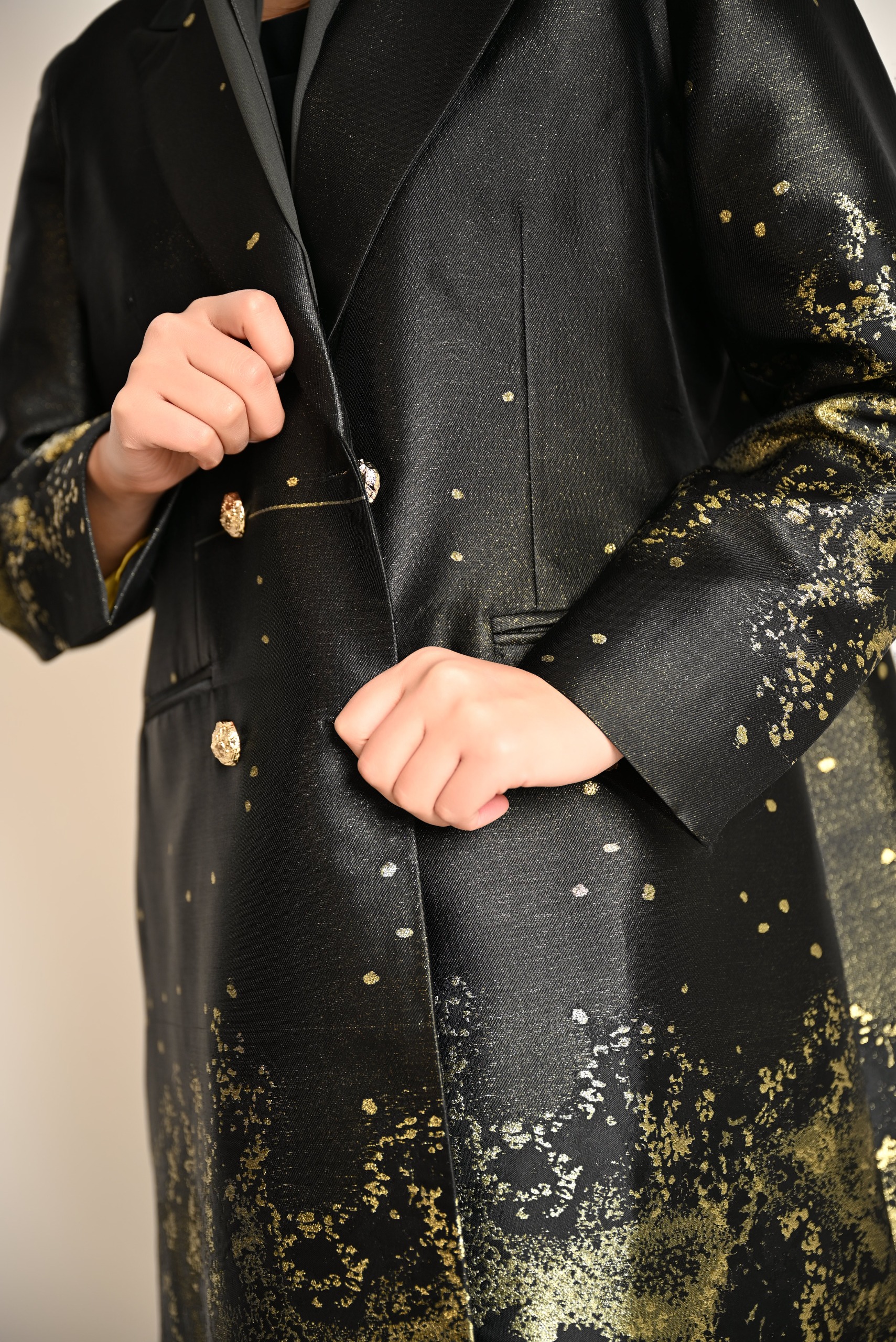 عباية بليزر فاخرة سوداء بلمعة ذهبية FA 632