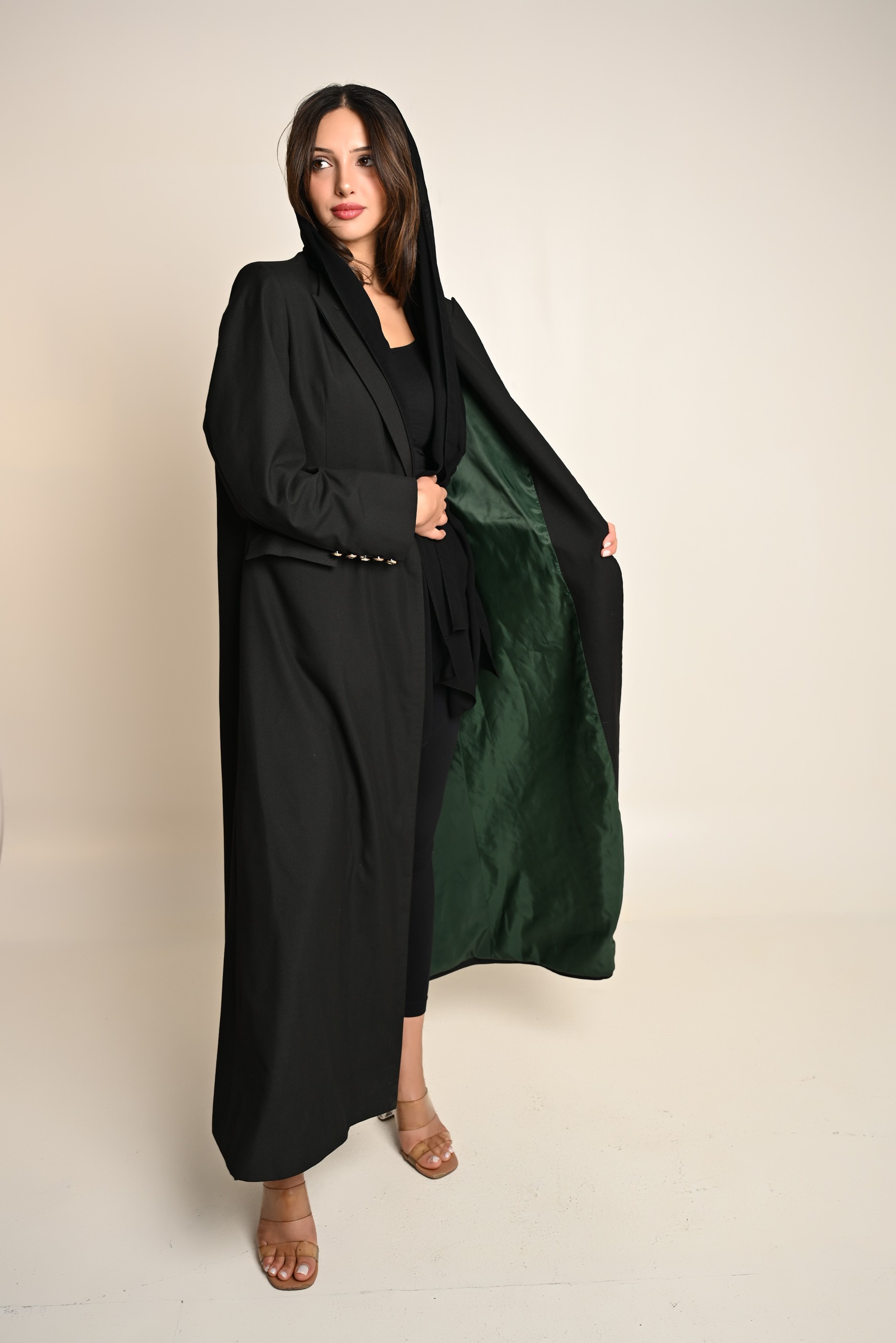 عباية بليزر سوداء فاخرة ببطانة خضراء FA 631