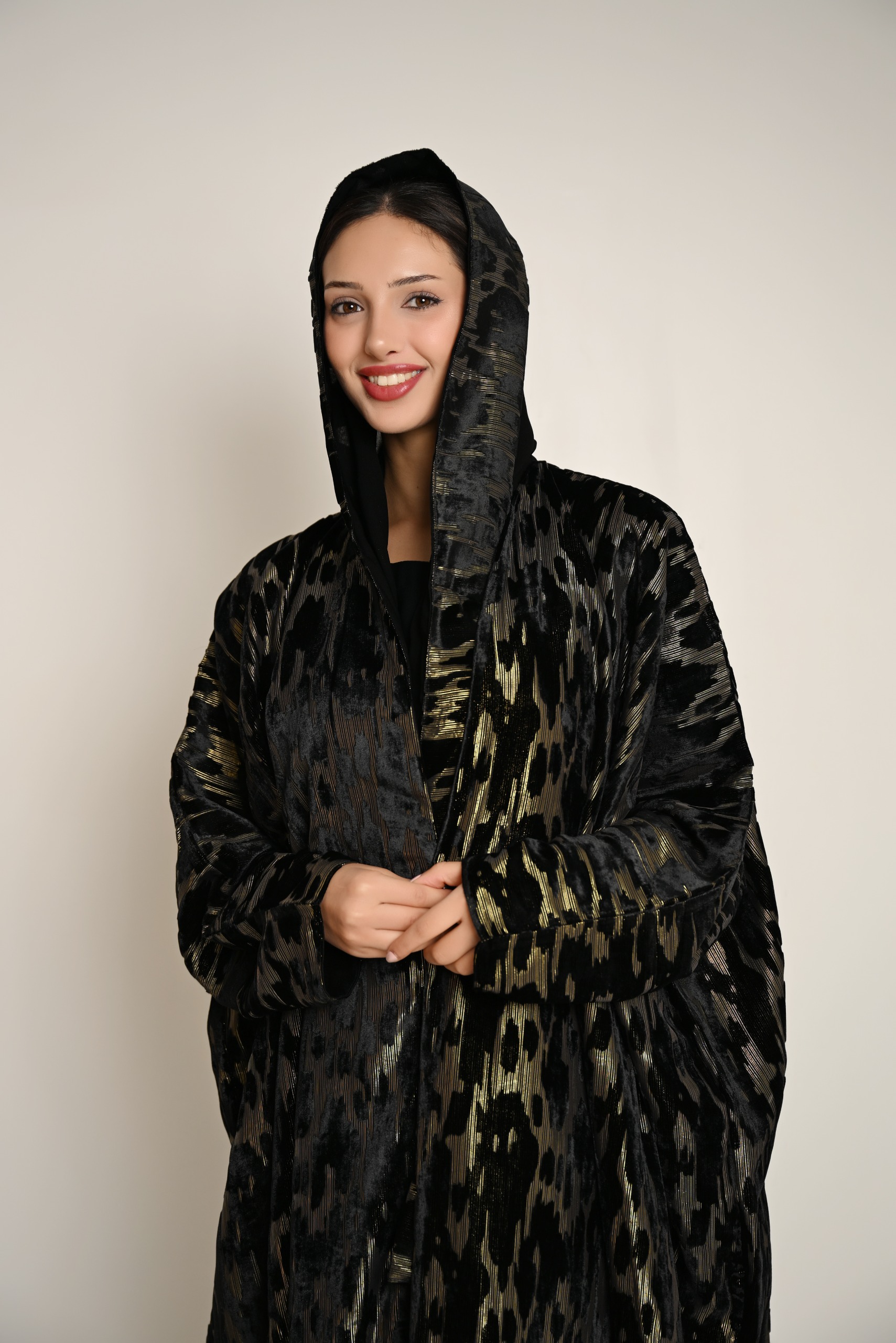 عباية مخمل فاخرة بنقشة انسيابية راقية FA 629