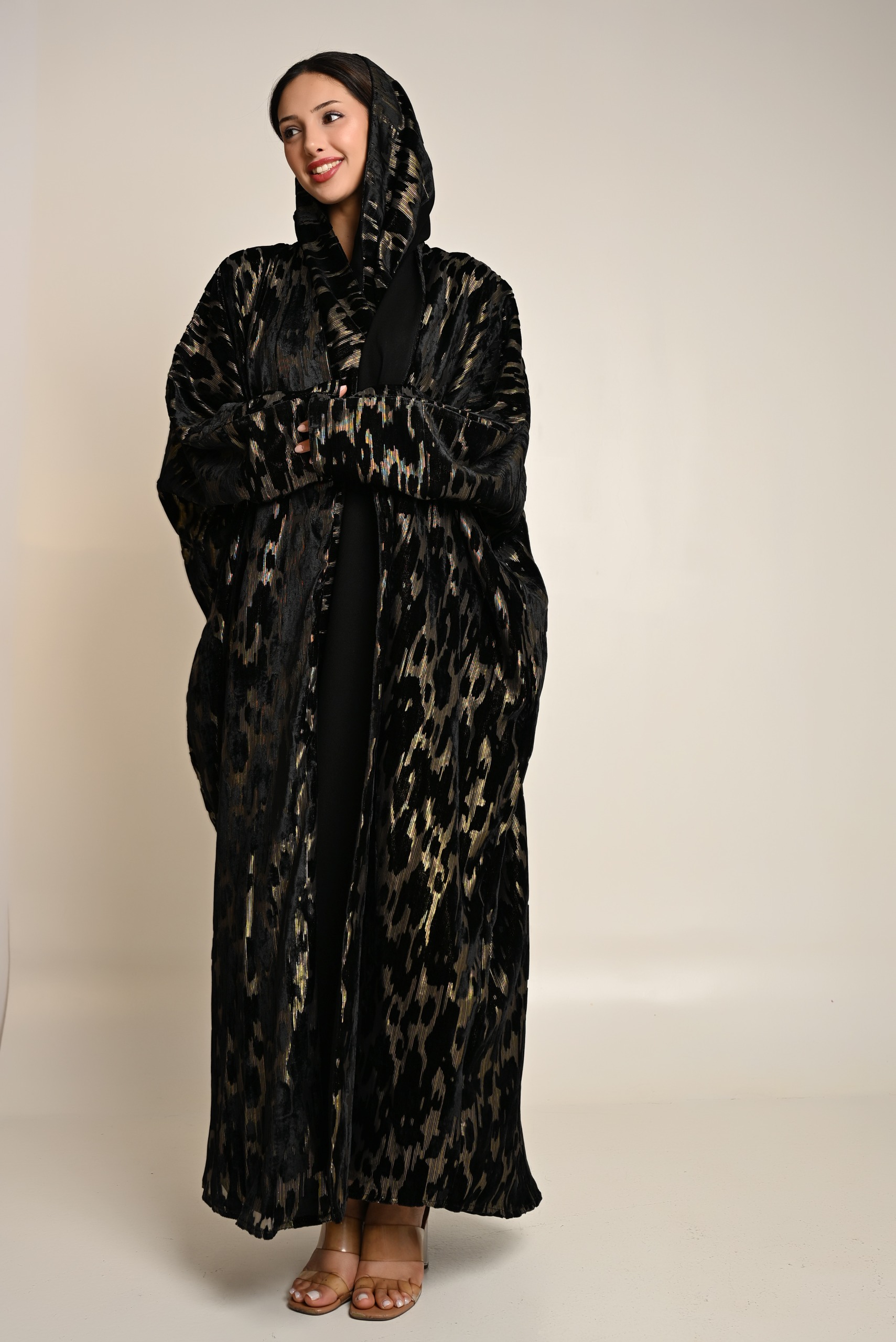 عباية مخمل فاخرة بنقشة انسيابية راقية FA 629