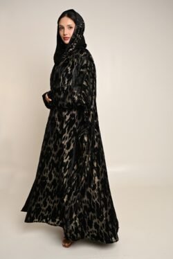 عباية مخمل فاخرة بنقشة انسيابية راقية FA 629