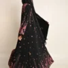 عباية صيفية سوداء بنقشة زهور وردية FA 637