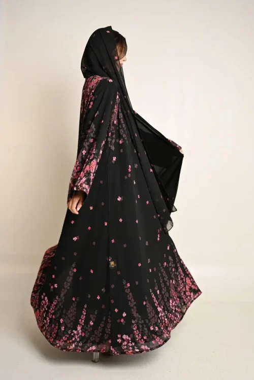 عباية صيفية سوداء بنقشة زهور وردية FA 637